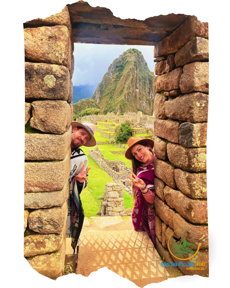 Turistas en Machu Picchu y de fondo la Montaña Huayna Picchu