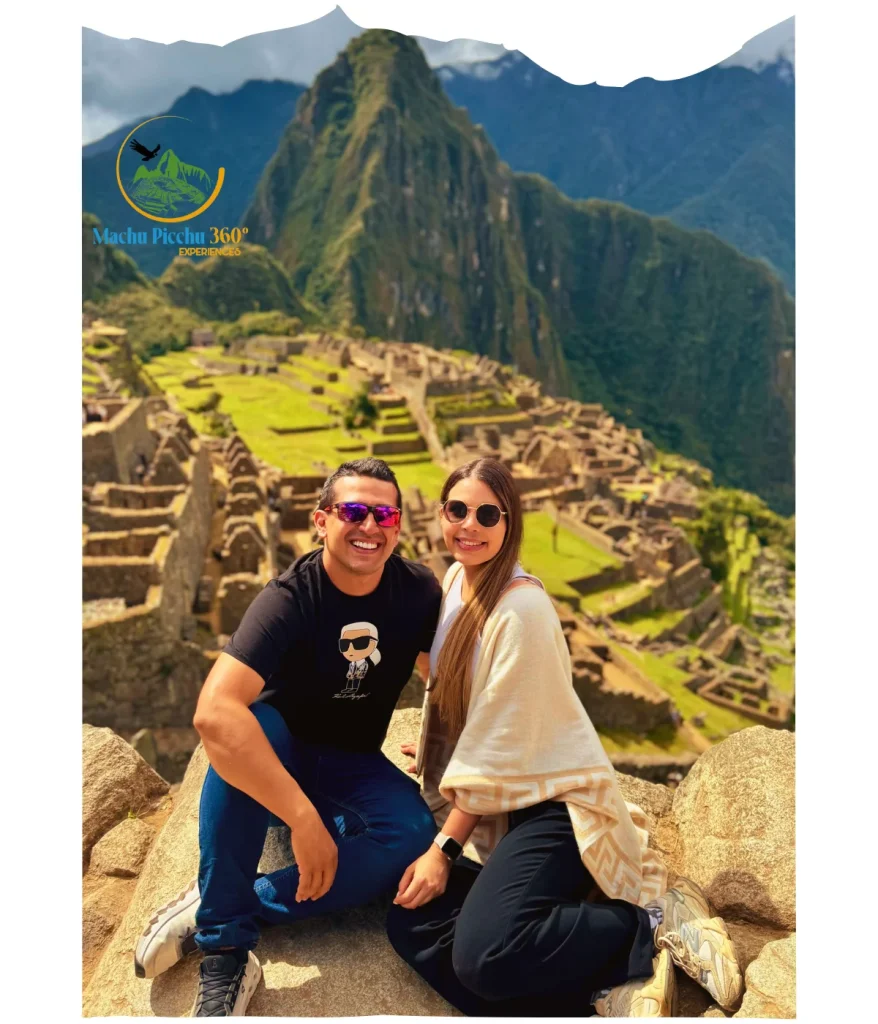 VISTA PANORAMICA DE CUSCO Y PAREJA DE VIAJEROS